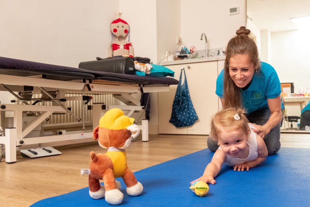 Baby aan het oefenen op de speelmat met Sanne