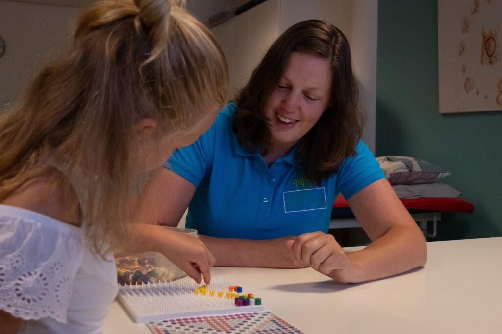 Schoolkind oefent met kralen met Anouk